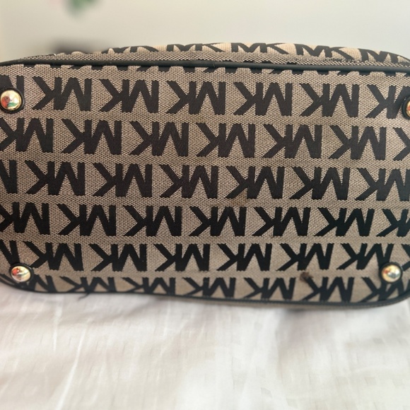 - Michael Kors Jet Set Block Canvas Large Tote - Picture 8 of 11